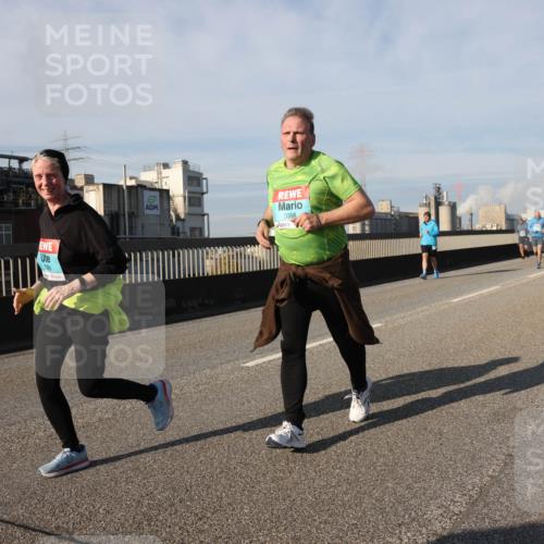 03.10.2025 - Köhlbrandbrückenlauf Lena Gebhardt http://msf.ph/oto/9083657 03.10.2025 10:04:59 Position 2  meine-sportfotos.de