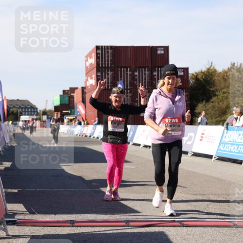 03.10.2025 - Köhlbrandbrückenlauf Lena Gebhardt http://msf.ph/oto/9083659 03.10.2025 13:50:21 Ziel 5225, 5547, 5611, 5612 meine-sportfotos.de
