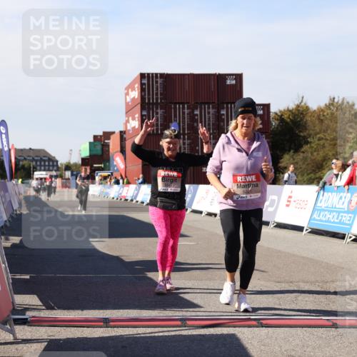 03.10.2025 - Köhlbrandbrückenlauf Lena Gebhardt http://msf.ph/oto/9083668 03.10.2025 13:50:21 Ziel 5225, 5547, 5611, 5612 meine-sportfotos.de