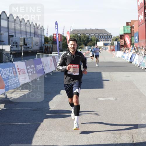 03.10.2025 - Köhlbrandbrückenlauf Jannik Wohlers http://msf.ph/oto/9083671 03.10.2025 12:51:37 Ziel 4058, 6458, 6793 meine-sportfotos.de
