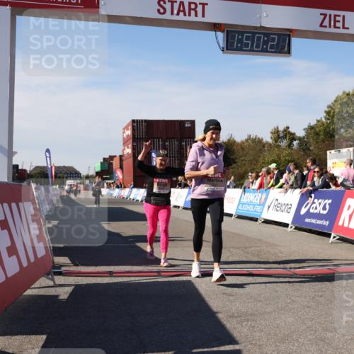 03.10.2025 - Köhlbrandbrückenlauf Lena Gebhardt http://msf.ph/oto/9083679 03.10.2025 13:50:21 Ziel 5225, 5547, 5611, 5612 meine-sportfotos.de