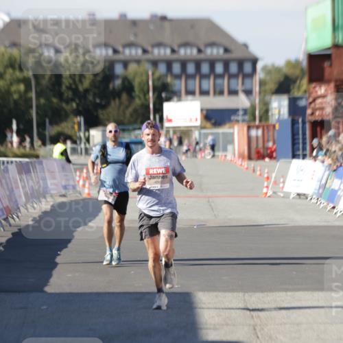 03.10.2025 - Köhlbrandbrückenlauf Jannik Wohlers http://msf.ph/oto/9083682 03.10.2025 12:51:40 Ziel 4017, 4058, 4087, 6793 meine-sportfotos.de