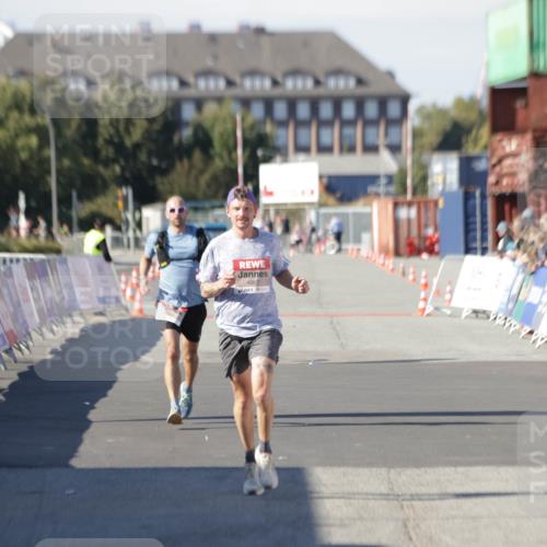03.10.2025 - Köhlbrandbrückenlauf Jannik Wohlers http://msf.ph/oto/9083702 03.10.2025 12:51:40 Ziel 4017, 4058, 4087, 6793 meine-sportfotos.de