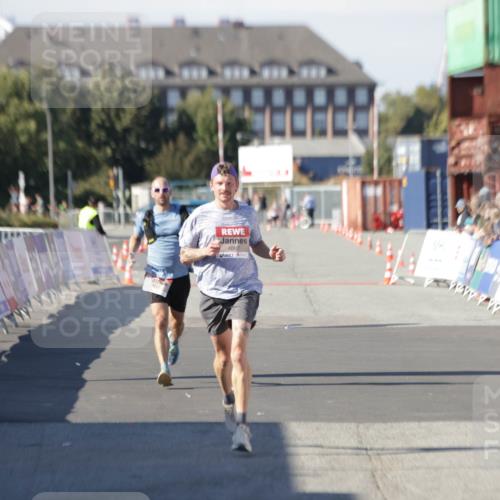 03.10.2025 - Köhlbrandbrückenlauf Jannik Wohlers http://msf.ph/oto/9083715 03.10.2025 12:51:40 Ziel 4017, 4058, 4087, 6793 meine-sportfotos.de