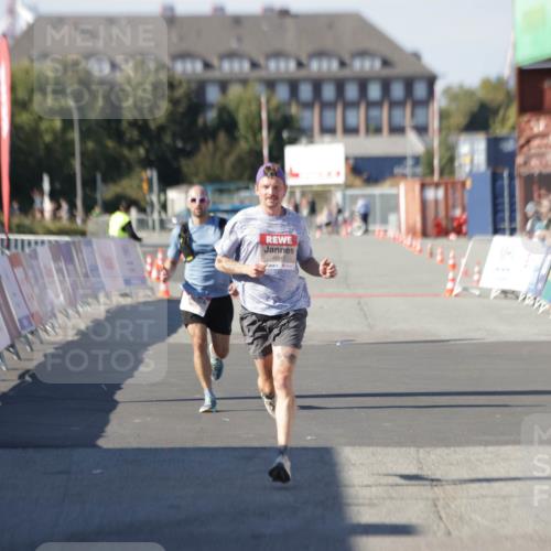 03.10.2025 - Köhlbrandbrückenlauf Jannik Wohlers http://msf.ph/oto/9083722 03.10.2025 12:51:40 Ziel 4017, 4058, 4087, 6793 meine-sportfotos.de
