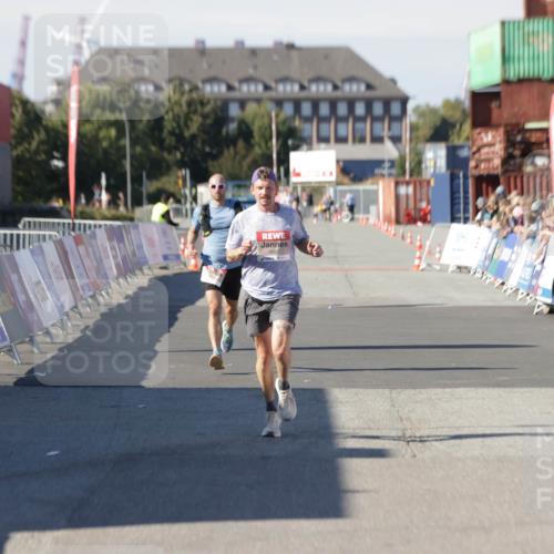 03.10.2025 - Köhlbrandbrückenlauf Jannik Wohlers http://msf.ph/oto/9083741 03.10.2025 12:51:40 Ziel 4017, 4058, 4087, 6793 meine-sportfotos.de