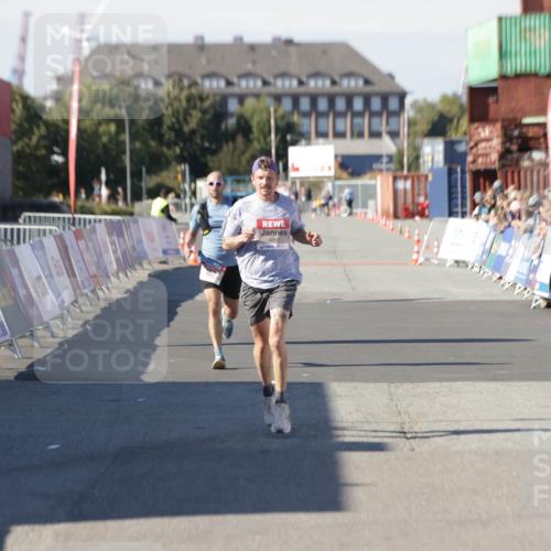 03.10.2025 - Köhlbrandbrückenlauf Jannik Wohlers http://msf.ph/oto/9083758 03.10.2025 12:51:40 Ziel 4017, 4058, 4087, 6793 meine-sportfotos.de