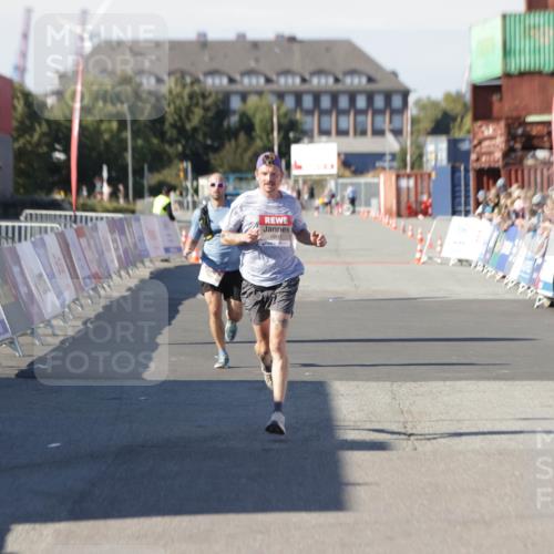 03.10.2025 - Köhlbrandbrückenlauf Jannik Wohlers http://msf.ph/oto/9083778 03.10.2025 12:51:41 Ziel 4017, 4058, 4087, 6793 meine-sportfotos.de