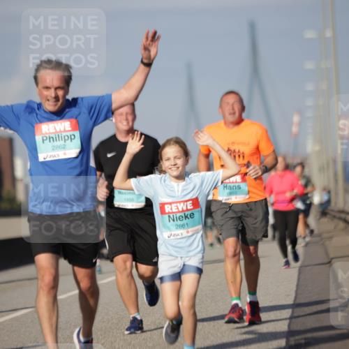 03.10.2025 - Köhlbrandbrückenlauf Jannik Wohlers http://msf.ph/oto/9083792 03.10.2025 10:06:29 Position 3 2862, 1855, 2861, 1853 meine-sportfotos.de