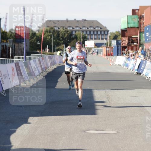 03.10.2025 - Köhlbrandbrückenlauf Jannik Wohlers http://msf.ph/oto/9083794 03.10.2025 12:51:41 Ziel 4017, 4058, 4087, 6793 meine-sportfotos.de
