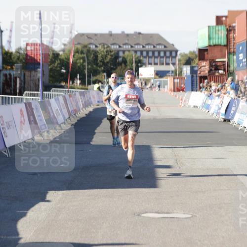 03.10.2025 - Köhlbrandbrückenlauf Jannik Wohlers http://msf.ph/oto/9083805 03.10.2025 12:51:41 Ziel 4017, 4058, 4087, 6793 meine-sportfotos.de
