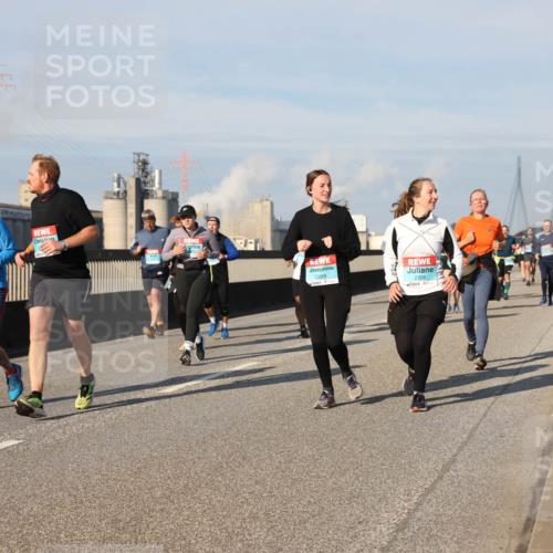 03.10.2025 - Köhlbrandbrückenlauf Lena Gebhardt http://msf.ph/oto/9083813 03.10.2025 10:05:03 Position 2 4, 22, 2289, 2356 meine-sportfotos.de