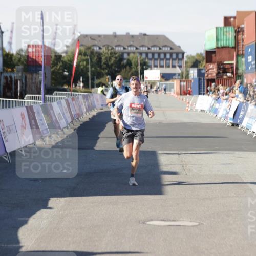 03.10.2025 - Köhlbrandbrückenlauf Jannik Wohlers http://msf.ph/oto/9083824 03.10.2025 12:51:41 Ziel 4017, 4058, 4087, 6793 meine-sportfotos.de