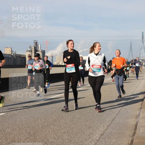 03.10.2025 - Köhlbrandbrückenlauf Lena Gebhardt http://msf.ph/oto/9083827 03.10.2025 10:05:03 Position 2 2229, 2289, 2356 meine-sportfotos.de