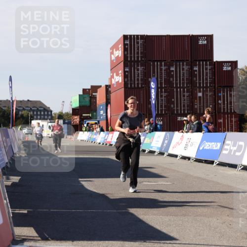 03.10.2025 - Köhlbrandbrückenlauf Lena Gebhardt http://msf.ph/oto/9083834 03.10.2025 13:50:28 Ziel 5225, 5294, 5547 meine-sportfotos.de