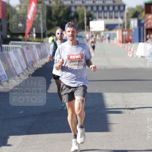 03.10.2025 - Köhlbrandbrückenlauf Jannik Wohlers http://msf.ph/oto/9083839 03.10.2025 12:51:43 Ziel 4017, 4058, 4087, 6793 meine-sportfotos.de