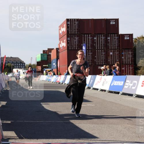 03.10.2025 - Köhlbrandbrückenlauf Lena Gebhardt http://msf.ph/oto/9083842 03.10.2025 13:50:28 Ziel 5225, 5294, 5547 meine-sportfotos.de