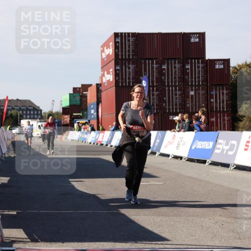 03.10.2025 - Köhlbrandbrückenlauf Lena Gebhardt http://msf.ph/oto/9083856 03.10.2025 13:50:28 Ziel 5225, 5294, 5547 meine-sportfotos.de
