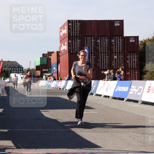 03.10.2025 - Köhlbrandbrückenlauf Lena Gebhardt http://msf.ph/oto/9083870 03.10.2025 13:50:28 Ziel 5225, 5294, 5547 meine-sportfotos.de