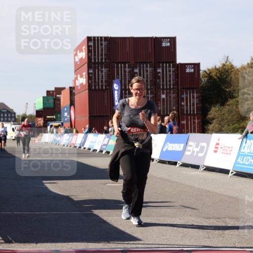 03.10.2025 - Köhlbrandbrückenlauf Lena Gebhardt http://msf.ph/oto/9083880 03.10.2025 13:50:29 Ziel 5225, 5294, 5547 meine-sportfotos.de