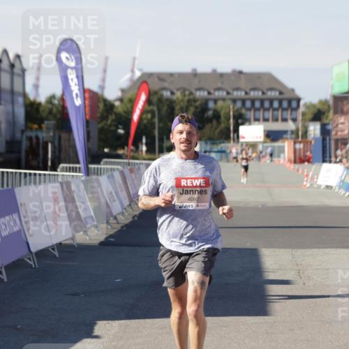 03.10.2025 - Köhlbrandbrückenlauf Jannik Wohlers http://msf.ph/oto/9083888 03.10.2025 12:51:43 Ziel 4017, 4058, 4087, 6793 meine-sportfotos.de