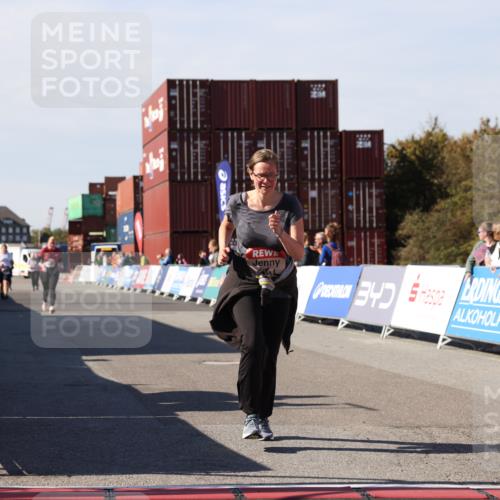 03.10.2025 - Köhlbrandbrückenlauf Lena Gebhardt http://msf.ph/oto/9083889 03.10.2025 13:50:29 Ziel 5225, 5294, 5547 meine-sportfotos.de