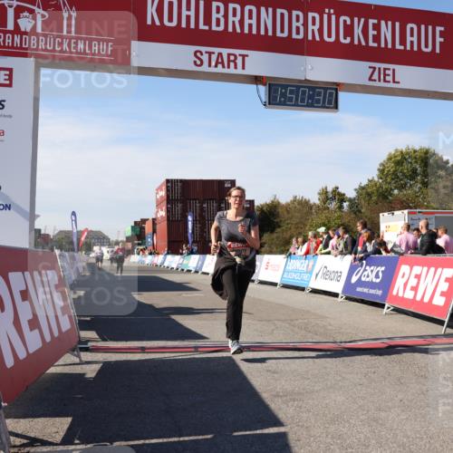 03.10.2025 - Köhlbrandbrückenlauf Lena Gebhardt http://msf.ph/oto/9083908 03.10.2025 13:50:30 Ziel 5225, 5294, 5547 meine-sportfotos.de