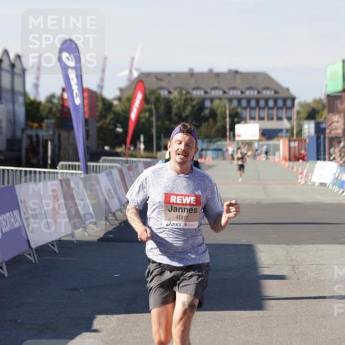 03.10.2025 - Köhlbrandbrückenlauf Jannik Wohlers http://msf.ph/oto/9083931 03.10.2025 12:51:44 Ziel 4017, 4058, 4087, 6793 meine-sportfotos.de
