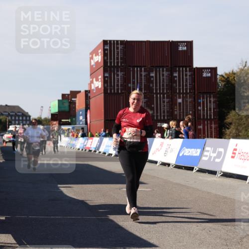 03.10.2025 - Köhlbrandbrückenlauf Lena Gebhardt http://msf.ph/oto/9083948 03.10.2025 13:50:37 Ziel 5294, 5323, 5608 meine-sportfotos.de