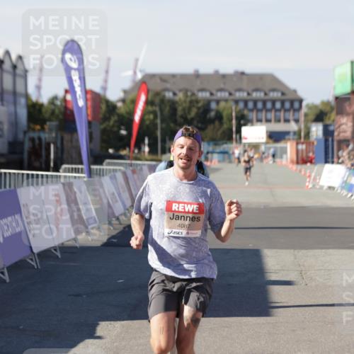 03.10.2025 - Köhlbrandbrückenlauf Jannik Wohlers http://msf.ph/oto/9083953 03.10.2025 12:51:44 Ziel 4017, 4058, 4087, 6793 meine-sportfotos.de