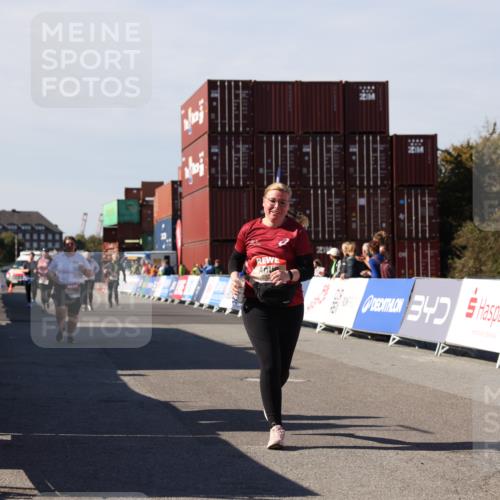 03.10.2025 - Köhlbrandbrückenlauf Lena Gebhardt http://msf.ph/oto/9083960 03.10.2025 13:50:37 Ziel 5294, 5323, 5608 meine-sportfotos.de