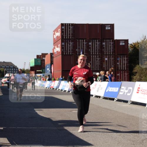 03.10.2025 - Köhlbrandbrückenlauf Lena Gebhardt http://msf.ph/oto/9083971 03.10.2025 13:50:37 Ziel 5294, 5323, 5608 meine-sportfotos.de