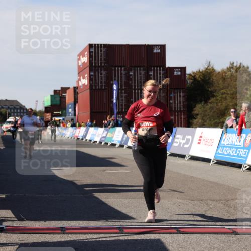 03.10.2025 - Köhlbrandbrückenlauf Lena Gebhardt http://msf.ph/oto/9083980 03.10.2025 13:50:38 Ziel 5294, 5323, 5608 meine-sportfotos.de
