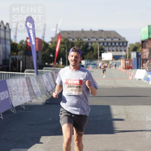 03.10.2025 - Köhlbrandbrückenlauf Jannik Wohlers http://msf.ph/oto/9083986 03.10.2025 12:51:44 Ziel 4017, 4058, 4087, 6793 meine-sportfotos.de