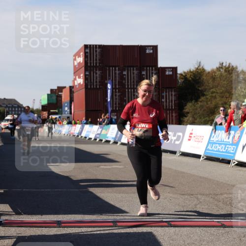 03.10.2025 - Köhlbrandbrückenlauf Lena Gebhardt http://msf.ph/oto/9083988 03.10.2025 13:50:38 Ziel 5294, 5323, 5608 meine-sportfotos.de