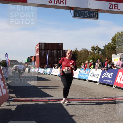 03.10.2025 - Köhlbrandbrückenlauf Lena Gebhardt http://msf.ph/oto/9084002 03.10.2025 13:50:38 Ziel 5294, 5323, 5608 meine-sportfotos.de
