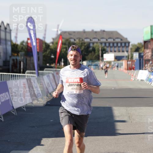 03.10.2025 - Köhlbrandbrückenlauf Jannik Wohlers http://msf.ph/oto/9084005 03.10.2025 12:51:44 Ziel 4017, 4058, 4087, 6793 meine-sportfotos.de