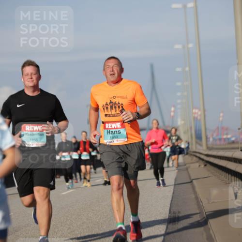 03.10.2025 - Köhlbrandbrückenlauf Jannik Wohlers http://msf.ph/oto/9084006 03.10.2025 10:06:32 Position 3 1855, 1853 meine-sportfotos.de
