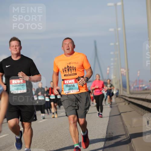 03.10.2025 - Köhlbrandbrückenlauf Jannik Wohlers http://msf.ph/oto/9084020 03.10.2025 10:06:32 Position 3 2001, 1855, 1853 meine-sportfotos.de