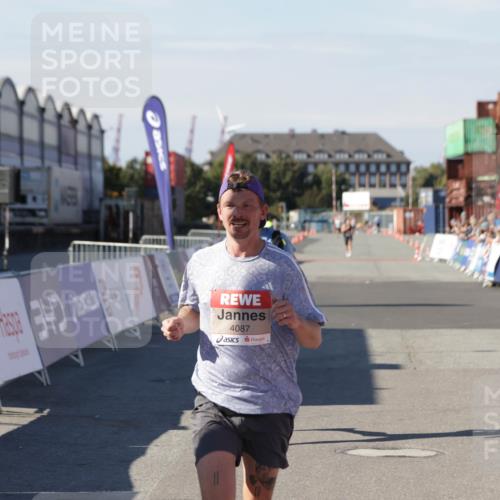 03.10.2025 - Köhlbrandbrückenlauf Jannik Wohlers http://msf.ph/oto/9084034 03.10.2025 12:51:44 Ziel 4017, 4058, 4087, 6793 meine-sportfotos.de