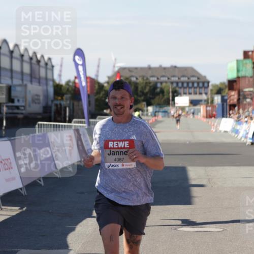 03.10.2025 - Köhlbrandbrückenlauf Jannik Wohlers http://msf.ph/oto/9084053 03.10.2025 12:51:44 Ziel 4017, 4058, 4087, 6793 meine-sportfotos.de