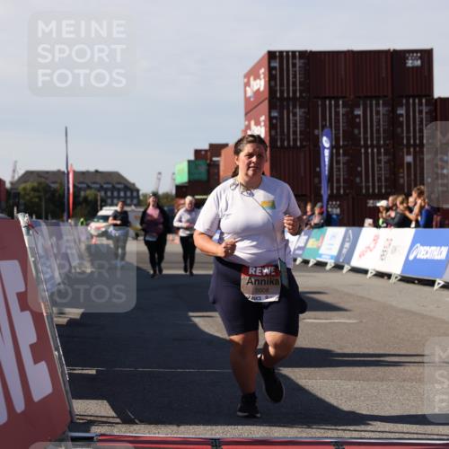 03.10.2025 - Köhlbrandbrückenlauf Lena Gebhardt http://msf.ph/oto/9084075 03.10.2025 13:50:42 Ziel 5323, 5608 meine-sportfotos.de