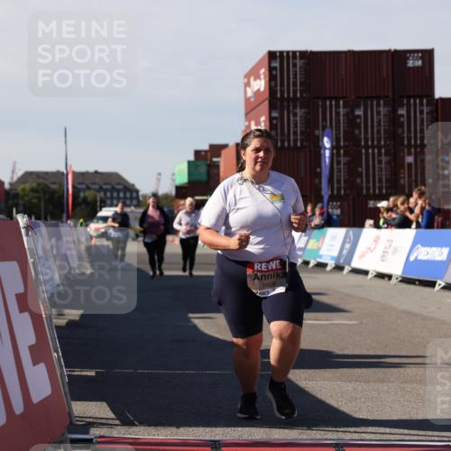 03.10.2025 - Köhlbrandbrückenlauf Lena Gebhardt http://msf.ph/oto/9084084 03.10.2025 13:50:42 Ziel 5323, 5608 meine-sportfotos.de