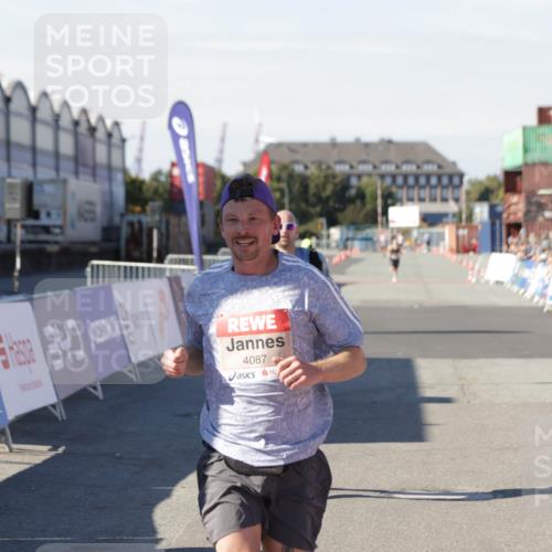 03.10.2025 - Köhlbrandbrückenlauf Jannik Wohlers http://msf.ph/oto/9084089 03.10.2025 12:51:45 Ziel 4017, 4058, 4087, 6793 meine-sportfotos.de