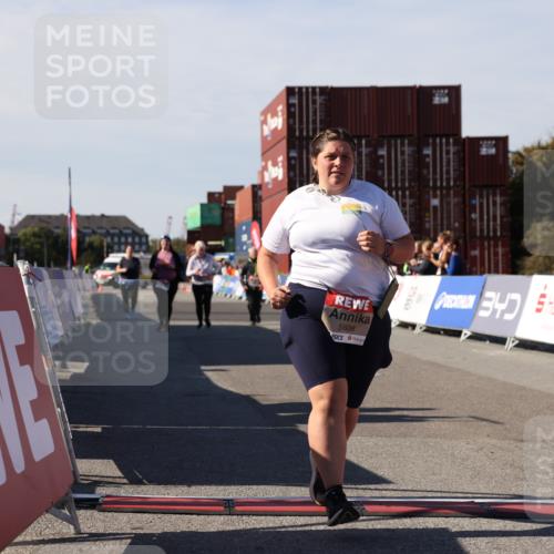 03.10.2025 - Köhlbrandbrückenlauf Lena Gebhardt http://msf.ph/oto/9084098 03.10.2025 13:50:43 Ziel 5323, 5608 meine-sportfotos.de