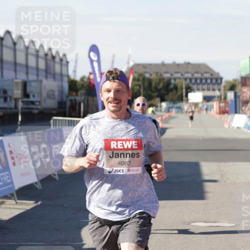 03.10.2025 - Köhlbrandbrückenlauf Jannik Wohlers http://msf.ph/oto/9084104 03.10.2025 12:51:45 Ziel 4017, 4058, 4087, 6793 meine-sportfotos.de