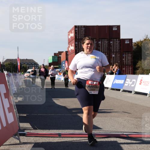 03.10.2025 - Köhlbrandbrückenlauf Lena Gebhardt http://msf.ph/oto/9084112 03.10.2025 13:50:43 Ziel 5323, 5608 meine-sportfotos.de