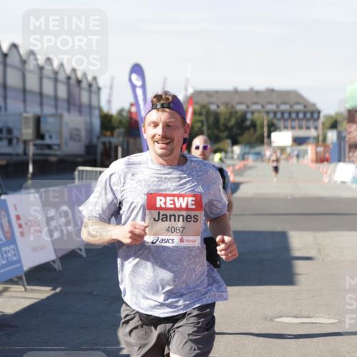 03.10.2025 - Köhlbrandbrückenlauf Jannik Wohlers http://msf.ph/oto/9084114 03.10.2025 12:51:45 Ziel 4017, 4058, 4087, 6793 meine-sportfotos.de