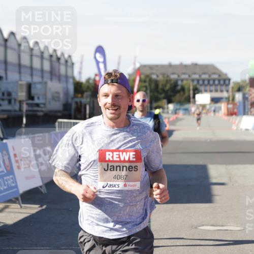 03.10.2025 - Köhlbrandbrückenlauf Jannik Wohlers http://msf.ph/oto/9084122 03.10.2025 12:51:45 Ziel 4017, 4058, 4087, 6793 meine-sportfotos.de