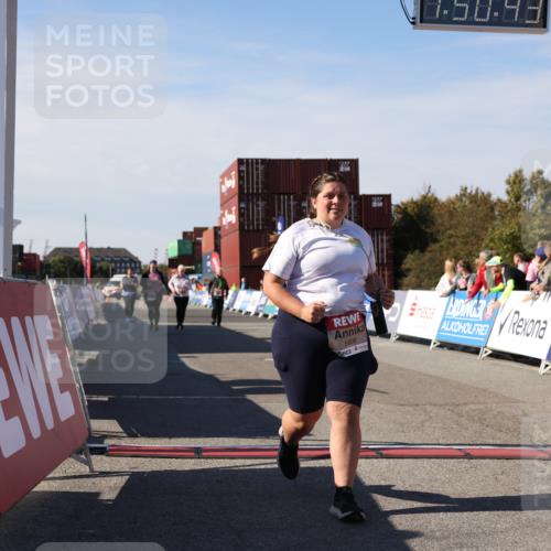 03.10.2025 - Köhlbrandbrückenlauf Lena Gebhardt http://msf.ph/oto/9084126 03.10.2025 13:50:43 Ziel 5323, 5608 meine-sportfotos.de